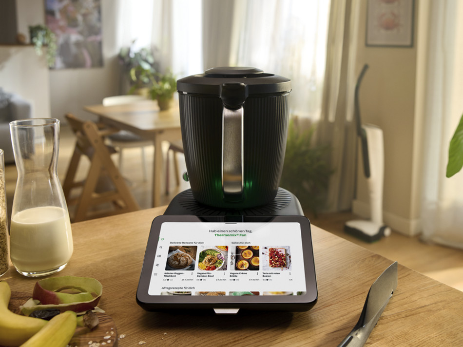 Modernes Küchengerät (Thermomix) in einer gemütlichen Wohnküche