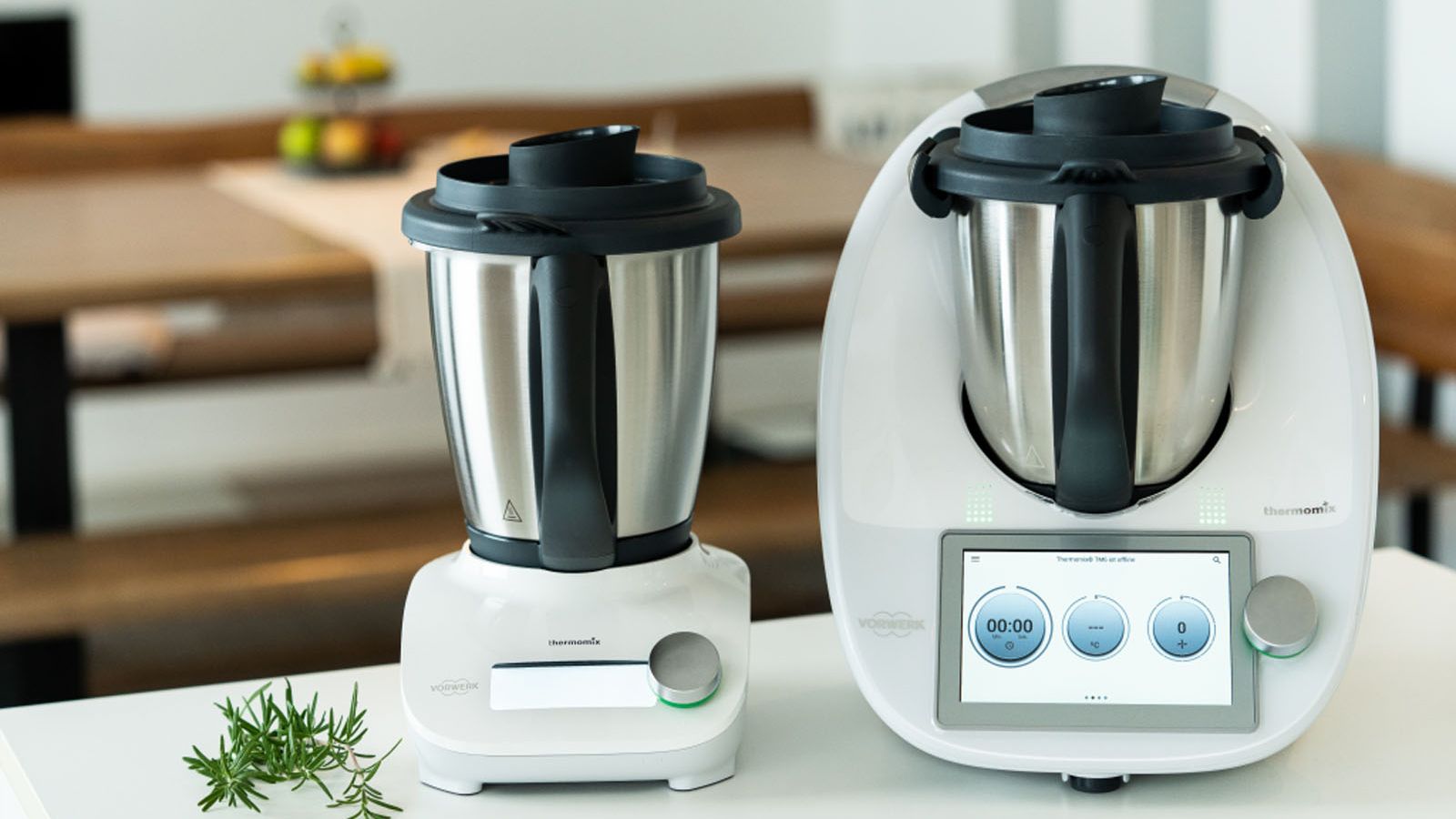 Zwei moderne Küchenmaschinen (Thermomix) als Produktfoto